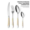 Conjunto de talheres de quatro peças com facas, garfos e colheres feitos de aço inoxidável, apresentando facas de churrasco, garfos, colheres e utensílios de cozinha.