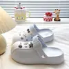 Sapatos perfurados estilo Birkenstock em EVA com botões de concha criativos, DIY, respiráveis e confortáveis para passeios de verão, chinelos femininos fechados com sola grossa EV