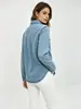 Top jeans feminino de manga longa com gola e zíper parcial, apresentando acabamento lavado e desgastado, corte solto e barra arredondada.. Direto do fabricante