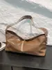 Bolso de Hombro Punk con Remaches de Gran Capacidad Estilo Europeo y Americano Transfronterizo para Mujer 2025 Nueva Moda Bolsito Personalizado para Axila Bolso de Viaje