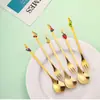 Juego de Tenedor y Cuchara de Acero Inoxidable Navideño L Transfronterizo con Colgante de Fresa Lindo Cuchara de Postre Tenedor de Fruta Cuchara de Café Caja de Regalo