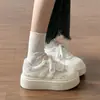 Populares zapatillas de malla finas, versátiles y transpirables, nuevos zapatos blancos bordados de otoño 2026 para combinar con faldas, zapatos de estudiante estilo coreano