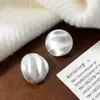 Brincos Redondos Geométricos Escovados com Textura Plissada Simples para o Dia a Dia de Nicho, Modernos, Elegantes, Acessíveis, de Luxo, High-End para Mulheres
