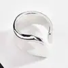 Set de anillos de metal texturizado vintage con gemas de colores y anillo de cadena de perlas ajustable, simple y elegante para mujer