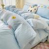 Juego de cama de cuatro piezas de estilo adorable de dibujos animados, amigable con la piel, cómodo, sábana, funda de edredón, juego de tres piezas para cama individual de dormitorio estudiantil.