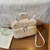 Moda de nicho transfronteiriça bolsa pequena quadrada de pelúcia feminina 2026 nova bolsa de pelo versátil bolsa tiracolo de grande capacidade fofa