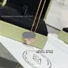 Colar mini trevo de quatro folhas em ouro V com madrepérola branca e ágata vermelha, colar trevo da sorte esculpido com precisão CNC