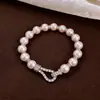 Pulsera Barroca Dulce de Perlas Redondas con Zirconitas, Sensación de Lujo Ligero y Gama Alta, Accesorio de Mano Elegante y Versátil