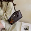 Bolsa Tote de Grande Capacidade Casual para o Dia a Dia para Mulheres Novo Modelo 2026 Couro com Cera de Abelha Bolsa de Ombro Simples com Acabamento de Luxo Bolsa de Axila