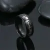 Anillo de fibra de carbono con latido del corazón, acero de titanio con bordes biselados, incrustado con fibra de carbono negra, diseño de corazón con latido en oro, anillo de acero inoxidable de alta calidad