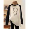 Camiseta feminina de manga comprida com blocos de cor e acabamento escovado, comprimento médio, top casual solto combinado com calça de tubarão, novo modelo de outono 2026