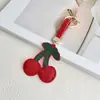 Bestseller transfronterizo: Colgante de llavero de cereza con adornos de diamantes, accesorio creativo para bolso de fruta de cuero y terciopelo con pedrería, llavero de coche