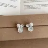 Brincos de Tarraxa Flor de Zircônia e Pérola para Mulheres Design com Senso de Estilo Nicho Doce Temperamento Moda Tendência Brincos para o Dia a Dia Versátil para Primavera e Verão
