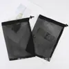 Calça com Bolso de Aba e Cordão em Malha de Nylon Preta Bolsa de Malha Hexagonal Tecida Bolsa de Praia Bolsa de Malha para Basquete Etiqueta Tecida Etiqueta Lavável
