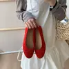 Sapatos Baixos de Camurça Sapatos Femininos 2026 Novo Estilo Primavera Outono Vermelho Francês Ballet Suave Antiderrapante Sapatos de Festa