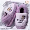 Pantuflas de Algodón Invierno 2026 Estilo Nuevo para Interiores Hogar Dibujos Animados Antideslizantes Peludas Acolchadas de Felpa Suela Gruesa Antideslizantes Sin Olor Pantuflas para Pies
