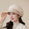 Nueva colección de otoño e invierno estilo coreano: Gorro de punto de color liso, gorro cálido y protector para los oídos para mujeres de mediana edad y mayores, adecuado para andar en bicicleta