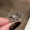Anel Moderno Estilo Japonês com Corte a Laser Vazado e Microcravação de Margarida para Mulheres, Design de Nicho, Anel Ajustável para Dedo Indicador, Atacado