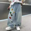 Nuevos jeans de retazos de dibujos animados para primavera y otoño para niños, lavado azul claro, corte holgado, pantalones largos elegantes para niños mayores