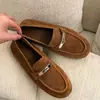 Mocassins Femininos com Palmilha de Couro Bovino e Pele de Ovelha, Lançamento Primavera/Verão 2026, Sapatos Casuais de Camurça com Elementos Metálicos da Moda