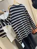 26 T-shirt Casual de Início de Outono com Dente de Tubarão Serrilhado Color Block Listrado Estilo Minimalista Gola Redonda Manga Longa Camiseta Versátil Camada Base