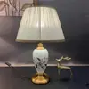 Lámpara de mesa de cerámica de porcelana azul y blanca estilo chino, iluminación decorativa para sala de estar y dormitorio, decoración del hogar retro y minimalista, hierro