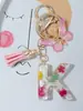 Suministros del Fabricante Llaveros con Flores Secas Prensadas 26 Letras del Alfabeto Inglés Llaveros con Borla de Mariposa Charms para Bolsos de Mujer