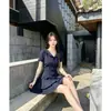 Vestido azul marino de manga corta con cuello de muñeca para mujer, de un solo pecho, entallado en la cintura, falda corta plisada de doble capa, estilo universitario puro y deseable para mujeres menudas