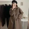 Design OriginalCasaco de lã feminino de comprimento médio com botões de chifre, novo estilo outono e inverno, peça de outer wear de lã estilo Hepburn para baixinhas