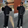 Outono 2026 Conjunto de Duas Peças com Capuz e Zíper Três Listras Masculino e Feminino Luxo Leve Estilo de Rua Conjunto Casual de Moda