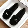 Sapatos felpudos femininos 2026 novos de inverno versáteis moda slip-on sapatos de algodão com fleece espesso quentes para estudantes