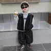 Conjunto de Primavera para Niños 2026 Nuevo Ropa Infantil Genial y Elegante Sudadera de Manga Larga Estilo Otoño Chaqueta de Cuero para Niños Chaleco Conjunto de Tres Piezas