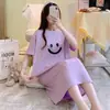 Pijama estilo coreano para mujer, verano, manga corta, largo, caricatura, lindo, simple, cara sonriente, se puede usar holgado, ins, ropa de casa holgada