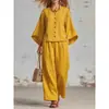 Traje de algodón y lino relajado: top de cuello redondo con botones + pantalones holgados de pierna ancha, atuendo casual simple