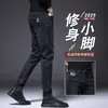 Pantalones vaqueros cigarette de corte slim de alta gama para hombre, azul-negro primavera 2026 nueva marca de moda elásticos otoño nuevos pantalones para hombre
