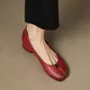 Novos Sapatos Femininos de Pele de Ovelha Confortáveis e Macios, Sapatos Casuais de Couro Genuíno de Salto Médio, Salto Quadrado, Cano Baixo, Pequenos Sapatos de Couro para Todas as Estações