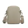 A nova bolsa transversal elegante e versátil da Shengxilu é uma bolsa vertical multifuncional para guardar o celular em cor sólida, adequada para uso casual como bolsa de ombro.