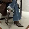 Botas de tornozelo estilo coreano com bico fino e salto grosso para mulheres, novo modelo de moda inverno 2026, sapatos de salto alto de nicho com zíper traseiro, botas elegantes da moda