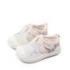 Nuevos zapatos casuales de malla transpirable para bebé en verano, para niños y niñas de 0 a 2 años, suelas de goma suave para bebé, antideslizantes, zapatos para gatear