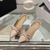 Sandálias Fechadas Estilo Delicado com Laço para Mulheres, Verão 2026, Sandálias de Salto Anabela Patchwork Estilo Francês Bico Fino Aeração Lateral
