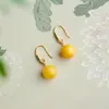Coloridos y Brillantes Como Cera, Pendientes de Cera de Abejas Naturales, Ganchos para Orejas de Ámbar Amarillo Grasa de Pollo, Pendientes Retro de Nicho, Tachuelas para Orejas de Mujer al por Mayor