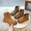 Botas Curtas Estilo Martin para Meninas Outono Inverno 2026 Novas Botas Infantis Antiderrapantes Estilosas Outono Meninas Maiores Botas de Couro com Pelúcia