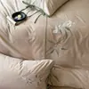 Elegante y rústico juego de ropa de cama de cuatro piezas bordado de algodón y lino, ropa de dormir de alta gama adecuada para todas las estaciones, funda de edredón y sábana transpirables