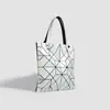 Nova Bolsa Geométrica Acolchoada com Emenda a Laser do Japão Bolsa Feminina Fashion Color Sólido Bolsa Tote Lantejoula Ombro Grande Capacidade
