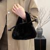 Bolsa de Pelúcia para Mulheres 2026 Outono e Inverno Novo Estilo Bolsa de Balde Peluda Simples Versátil Bolsa Transversal com Corrente