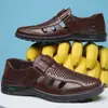 Novos sapatos masculinos sandálias de dirigir com sola macia sandálias casuais de negócios masculinas sandálias vazadas para meia-idade uma geração de cabelo