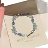 Estilo de Lujo Ligero, Pulsera Sencilla Azul de Trébol de Cuatro Hojas con Diamantes Brillantes, Moda de Nicho, Diseño Exquisito, Sensación de Alta Gama, Joyería de Mano Versátil para Mujer