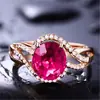 Anillo Deslumbrante Llamativo Elegante Minimalista Socialité de Piedra de Color Turmalina Rojo Sangre de Paloma de 2 Quilates Anillo de Lujo con Diamantes Pavé