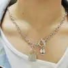Collar con colgante de botón de bola de metal de estilo europeo y americano con forma de palo recto, cadena de clavícula con colgante de candado para hombres y mujeres, famoso en Internet y combina con todo.