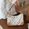 2026 Nova Moda Europeia e Americana Bolsa de Chifre com Letras Ombro Único Transversal Pequena Bolsa Versátil Feminina Bolsa de Corrente com Temperamento